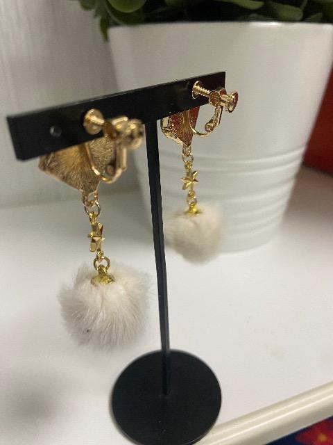 ハンドメイド ファーボールのチャームを使用したスクエアデザインのイヤリング 訳あり < 女性ファッション  ハンドメイド ファーボールのチャームを使用したスクエアデザインのイヤリング 訳あり < 女性ファッションの