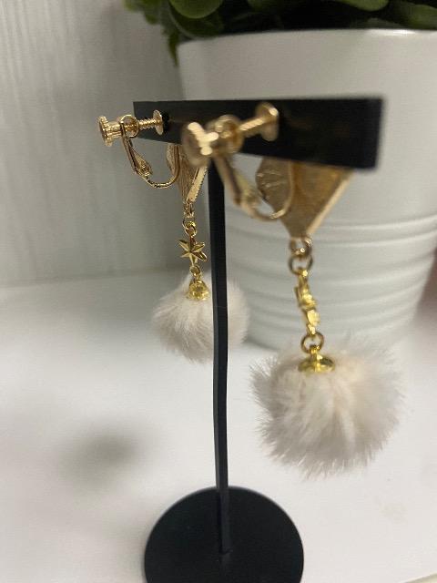 ハンドメイド ファーボールのチャームを使用したスクエアデザインのイヤリング 訳あり < 女性ファッション  ハンドメイド ファーボールのチャームを使用したスクエアデザインのイヤリング 訳あり < 女性ファッションの
