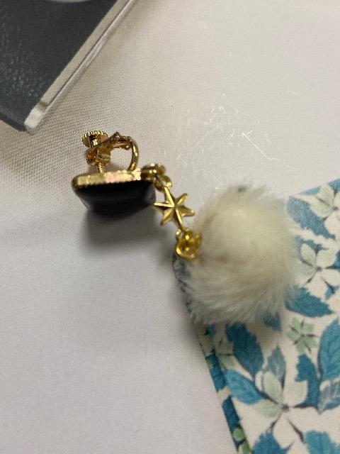 ハンドメイド ファーボールのチャームを使用したスクエアデザインのイヤリング 訳あり < 女性ファッション  ハンドメイド ファーボールのチャームを使用したスクエアデザインのイヤリング 訳あり < 女性ファッションの
