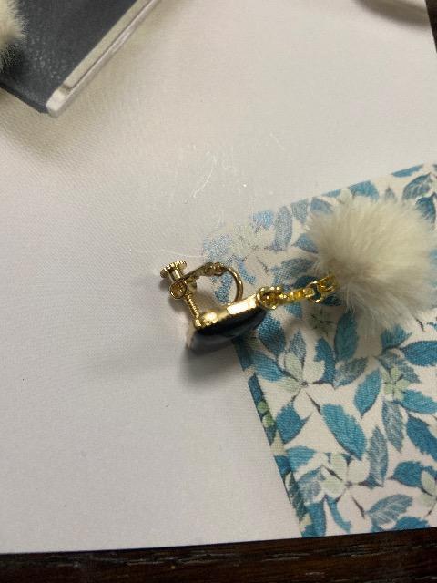 ハンドメイド ファーボールのチャームを使用したスクエアデザインのイヤリング 訳あり < 女性ファッション  ハンドメイド ファーボールのチャームを使用したスクエアデザインのイヤリング 訳あり < 女性ファッションの