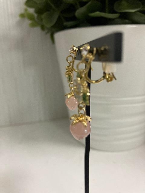 ハンドメイド いちごのチャームを使用したイヤリング < 女性ファッション  ハンドメイド いちごのチャームを使用したイヤリング < 女性ファッションの