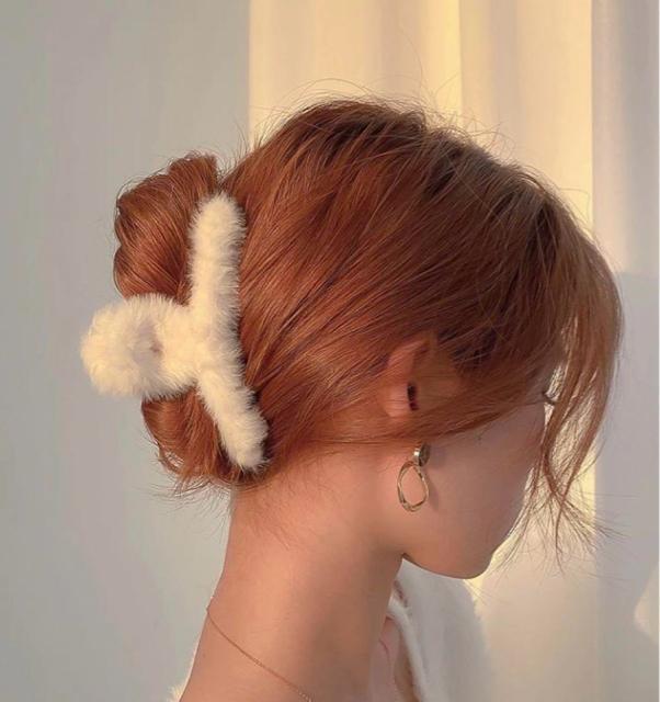 ふわふわファーバンス【新品未使用】ホワイト 白●バンスクリップ ヘアクリップ バンス●韓国ファッション < 女性アクセサリー/時計  ふわふわファーバンス【新品未使用】ホワイト 白●バンスクリップ ヘアクリップ バンス●韓国ファッション  < 女性アクセサリー/時計の