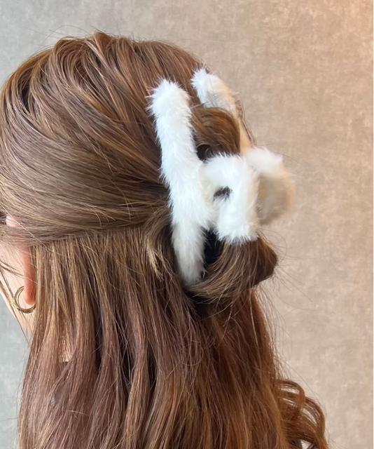 ふわふわファーバンス【新品未使用】ホワイト 白●バンスクリップ ヘアクリップ バンス●韓国ファッション < 女性アクセサリー/時計  ふわふわファーバンス【新品未使用】ホワイト 白●バンスクリップ ヘアクリップ バンス●韓国ファッション < 女性アクセサリー/時計の