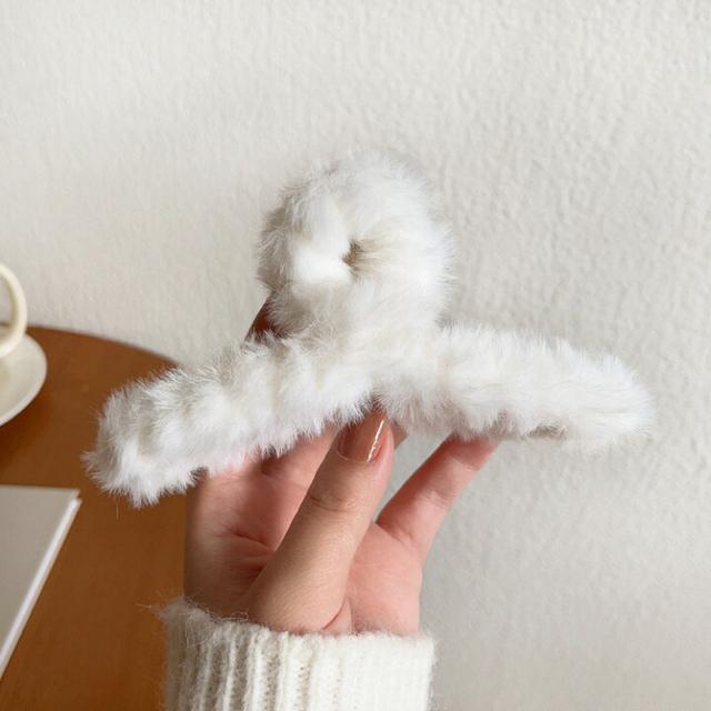 ふわふわファーバンス【新品未使用】ホワイト 白●バンスクリップ ヘアクリップ バンス●韓国ファッション < 女性アクセサリー/時計  ふわふわファーバンス【新品未使用】ホワイト 白●バンスクリップ ヘアクリップ バンス●韓国ファッション < 女性アクセサリー/時計の