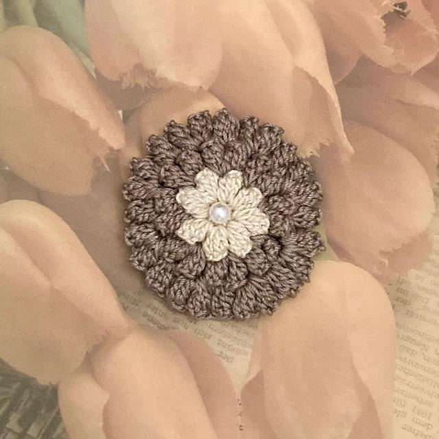 ハンドメイド♪レース編みダリア風お花モチーフのブローチ < 女性ファッション  ハンドメイド♪レース編みダリア風お花モチーフのブローチ  < 女性ファッションの