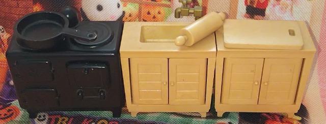 シルバニアファミリー初期当時物キッチン台所セット調理台、シンク、棚Sylvanian Familiesドールハウスミニチュア < おもちゃ シルバニアファミリー初期当時物キッチン台所セット調理台、シンク、棚Sylvanian Familiesドールハウスミニチュア < おもちゃの