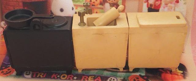 シルバニアファミリー初期当時物キッチン台所セット調理台、シンク、棚Sylvanian Familiesドールハウスミニチュア < おもちゃ シルバニアファミリー初期当時物キッチン台所セット調理台、シンク、棚Sylvanian Familiesドールハウスミニチュア < おもちゃの