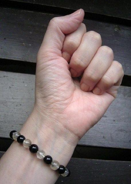 8ミリ玉オニキスxルチルクォーツブレスレット < 女性アクセサリー/時計 8ミリ玉オニキスxルチルクォーツブレスレット < 女性アクセサリー/時計の