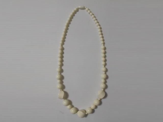 ネックレス 首飾り 4面ツイスト 丸玉 アイボリー 新品 未使用品 < 女性アクセサリー/時計  ネックレス 首飾り 4面ツイスト 丸玉 アイボリー 新品 未使用品  < 女性アクセサリー/時計の