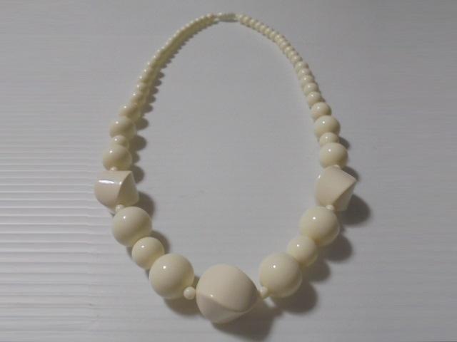 ネックレス 首飾り 4面ツイスト 丸玉 アイボリー 新品 未使用品 < 女性アクセサリー/時計  ネックレス 首飾り 4面ツイスト 丸玉 アイボリー 新品 未使用品 < 女性アクセサリー/時計の