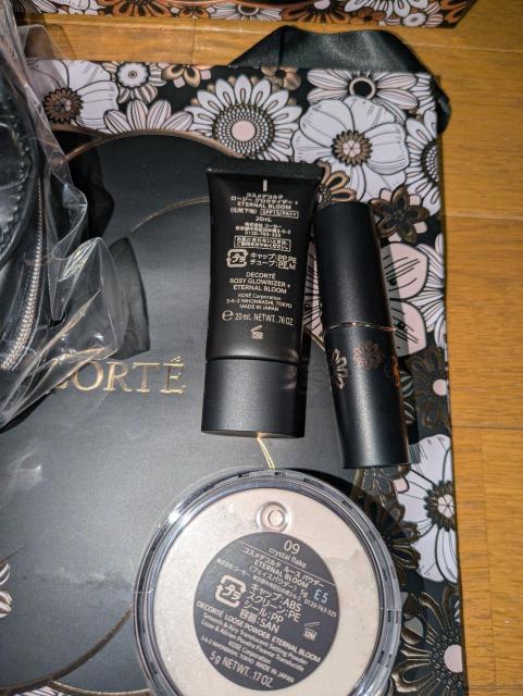 コスメデコルテ今期新品限定エターナルブルームセレクションクリスマスコフレルースパウダールージュデコルテロージーグロウライザーポーチ < 香水/コスメ/ネイル  コスメデコルテ今期新品限定エターナルブルームセレクションクリスマスコフレルースパウダールージュデコルテロージーグロウライザーポーチ < 香水/コスメ/ネイルの