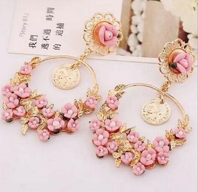 新品ゴスロリ姫系アンティーク調ピンクのお花ガーランドピアス < 女性アクセサリー/時計  新品ゴスロリ姫系アンティーク調ピンクのお花ガーランドピアス < 女性アクセサリー/時計の