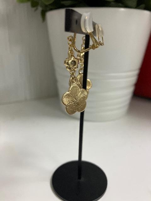 ハンドメイド カメリアのチャームを使用したイヤリング < 女性ファッション  ハンドメイド カメリアのチャームを使用したイヤリング < 女性ファッションの