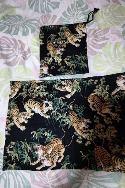 ★新柄黒×松と竹林と虎金彩和柄給食巾着袋&ランチョンマット2点セット < キッズ/ベビー  ★新柄黒×松と竹林と虎金彩和柄給食巾着袋&ランチョンマット2点セット  < キッズ/ベビーの