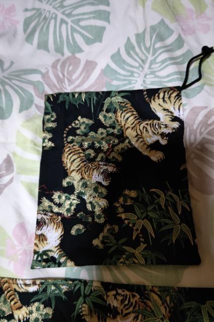 ★新柄黒×松と竹林と虎金彩和柄給食巾着袋&ランチョンマット2点セット < キッズ/ベビー  ★新柄黒×松と竹林と虎金彩和柄給食巾着袋&ランチョンマット2点セット < キッズ/ベビーの