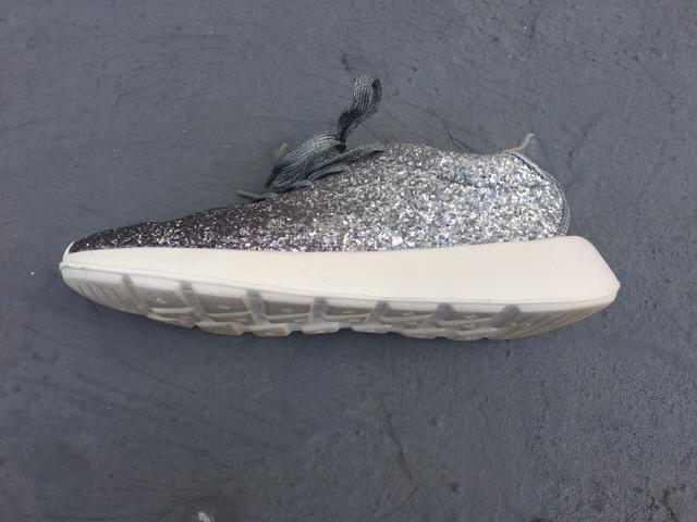 シルバースパンコールスニーカー < 女性ファッション  シルバースパンコールスニーカー < 女性ファッションの