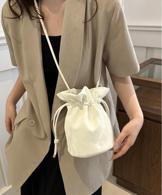 送料無料 新品 ミニショルダーバッグ 斜め掛け巾着バッグ < 女性ファッション  送料無料 新品 ミニショルダーバッグ 斜め掛け巾着バッグ < 女性ファッションの