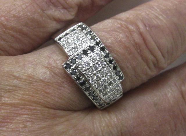 極美品Pt1000純プラチナ男女兼用ブラック&ホワイト パヴェダイヤ0.80ct < 女性アクセサリー/時計 極美品Pt1000純プラチナ男女兼用ブラック&ホワイト パヴェダイヤ0.80ct < 女性アクセサリー/時計の