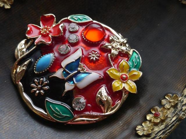 新品アンティーク調エナメルストーンお花と蝶ブローチ ペンダントトップにも < 女性アクセサリー/時計  新品アンティーク調エナメルストーンお花と蝶ブローチ ペンダントトップにも < 女性アクセサリー/時計の