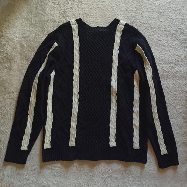 ★HAREハレ黒白ブラック&ホワイトバイカラーお洒落ケーブル編みストライプ柄ウール混暖か♪凝った生地デザイン長袖丸首ニットセーター < 男性ファッション ★HAREハレ黒白ブラック&ホワイトバイカラーお洒落ケーブル編みストライプ柄ウール混暖か♪凝った生地デザイン長袖丸首ニットセーター < 男性ファッションの