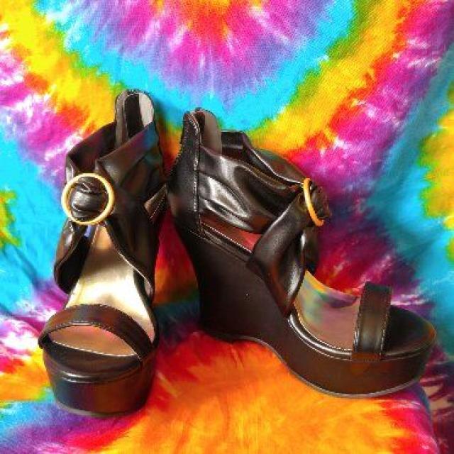 Sexy(p^-^)黒×金バックル付クロス&ウェッジソール厚底サンダル < 女性ファッション  Sexy(p^-^)黒×金バックル付クロス&ウェッジソール厚底サンダル  < 女性ファッションの