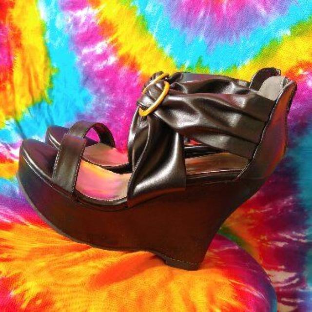 Sexy(p^-^)黒×金バックル付クロス&ウェッジソール厚底サンダル < 女性ファッション  Sexy(p^-^)黒×金バックル付クロス&ウェッジソール厚底サンダル < 女性ファッションの