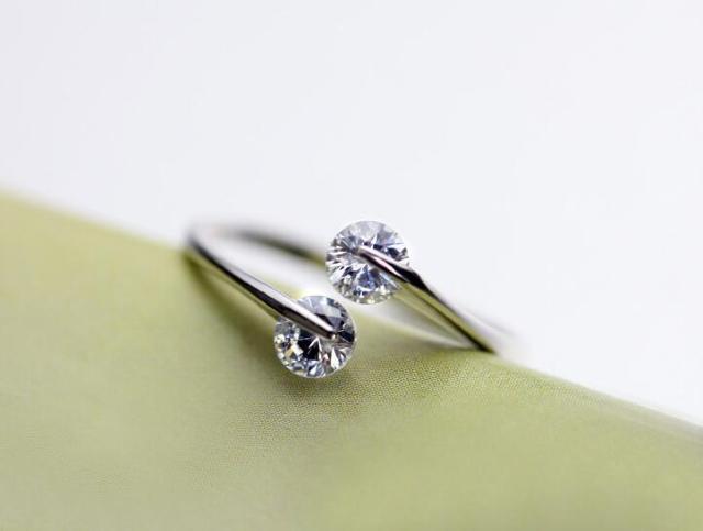 【送料無料】【高級感】 ゆびわ 大粒 指輪 フリーサイズ リング 贈り物 (14号〜19号) 男女兼用 シルバー 新品 < 女性アクセサリー/時計  【送料無料】【高級感】 ゆびわ 大粒 指輪 フリーサイズ リング 贈り物 (14号〜19号) 男女兼用 シルバー 新品 < 女性アクセサリー/時計の