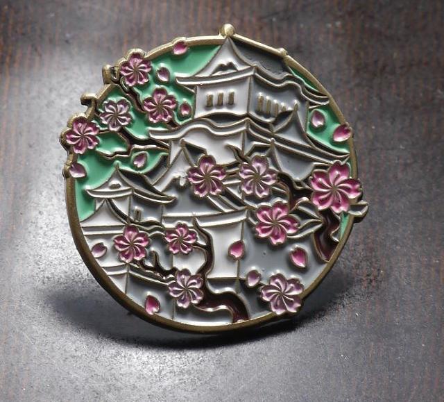 新品 桜と城 ピンブローチ ピンバッジ ピンズ  姫路城 < 女性アクセサリー/時計  新品 桜と城 ピンブローチ ピンバッジ ピンズ  姫路城  < 女性アクセサリー/時計の