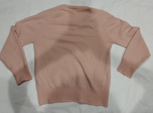 ピンク ウール Vネックセーター 肩落ち Mサイズ 汚れ有り < 女性ファッション  ピンク ウール Vネックセーター 肩落ち Mサイズ 汚れ有り < 女性ファッションの