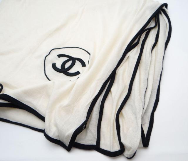 CHANEL シャネル ココマーク カシミア×シルク ショール ストール ホワイト×ブラック<USED>【送料無料】 < ブランド CHANEL シャネル ココマーク カシミア×シルク ショール ストール ホワイト×ブラック<USED>【送料無料】 < ブランドの