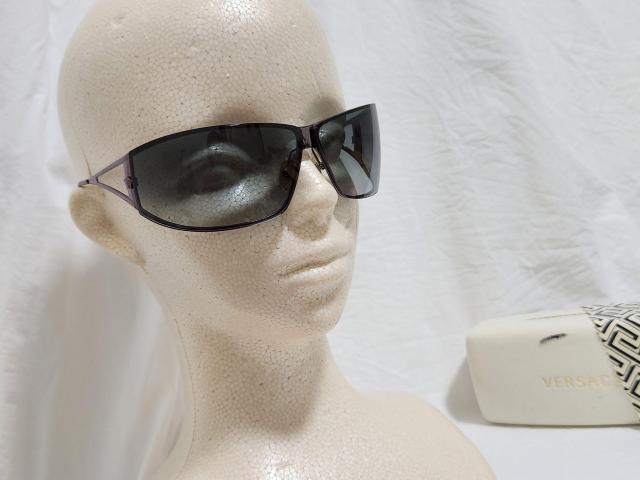 正規未 絶版 ヴェルサーチ メデューサロゴ シャイニーピンクゴールドメタルフレーム サングラス黒 ラグジュアリーアイウェア 付属有 < ブランド  正規未 絶版 ヴェルサーチ メデューサロゴ シャイニーピンクゴールドメタルフレーム サングラス黒 ラグジュアリーアイウェア 付属有 < ブランドの