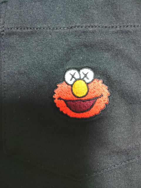 KAWS×SESAME STREETカウズTシャツセサミストリートエルモ < ブランド KAWS×SESAME STREETカウズTシャツセサミストリートエルモ < ブランドの