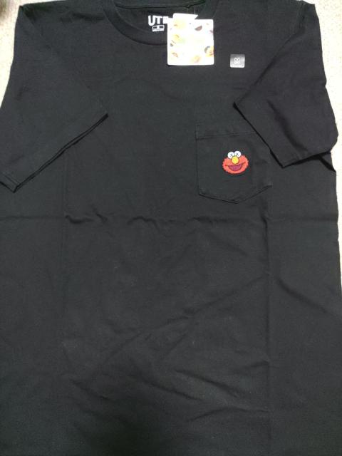 KAWS×SESAME STREETカウズTシャツセサミストリートエルモ < ブランド KAWS×SESAME STREETカウズTシャツセサミストリートエルモ < ブランドの