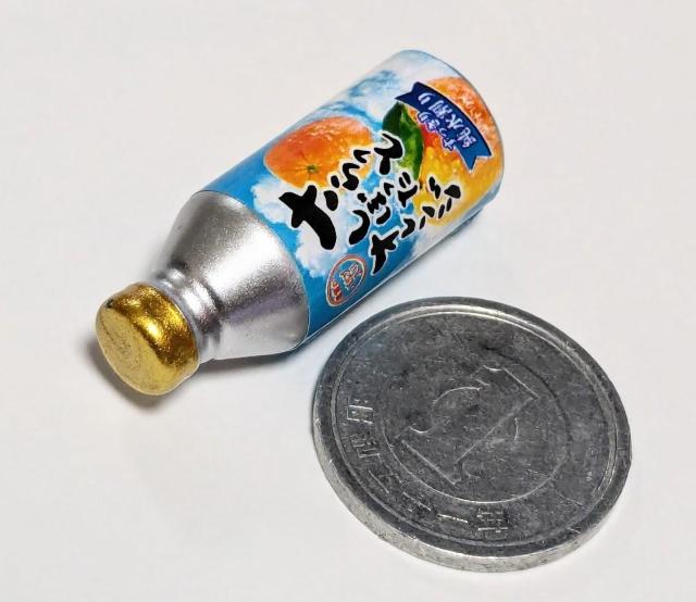 ミニチュア★さらっとしぼったオレンジ★缶ジュース★デザイン違いあります★ドールハウスに★ < おもちゃ  ミニチュア★さらっとしぼったオレンジ★缶ジュース★デザイン違いあります★ドールハウスに★ < おもちゃの
