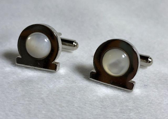 正規 Ferragamo フェラガモ ガンチーニロゴ カフス シルバー×パール カフリンクス ボタン ラグジュアリー < ブランド  正規 Ferragamo フェラガモ ガンチーニロゴ カフス シルバー×パール カフリンクス ボタン ラグジュアリー  < ブランドの