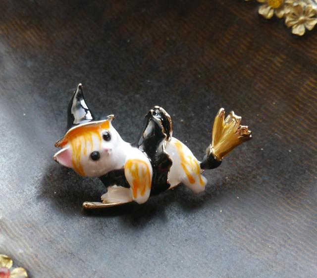 新品アンティーク調 使い魔 魔法使いネコ猫ちゃんエナメル ブローチ < 女性アクセサリー/時計 新品アンティーク調 使い魔 魔法使いネコ猫ちゃんエナメル ブローチ < 女性アクセサリー/時計の