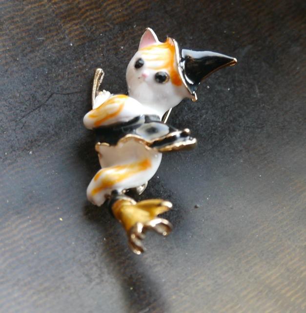 新品アンティーク調 使い魔 魔法使いネコ猫ちゃんエナメル ブローチ < 女性アクセサリー/時計 新品アンティーク調 使い魔 魔法使いネコ猫ちゃんエナメル ブローチ < 女性アクセサリー/時計の