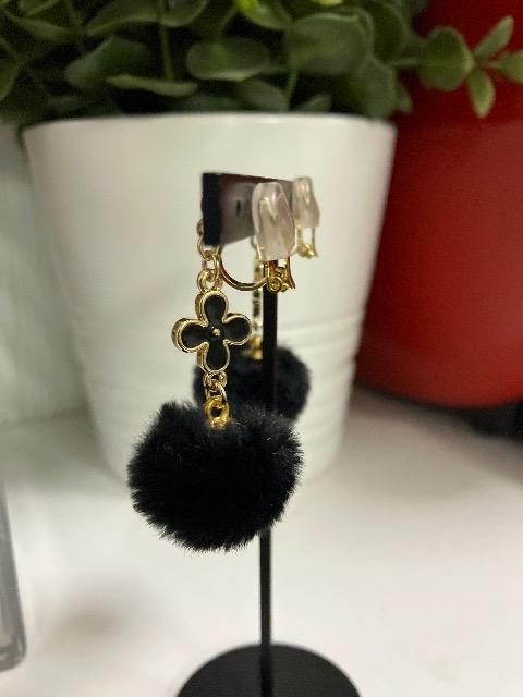 ハンドメイド ファーボールのチャームを使用したイヤリング < 女性ファッション  ハンドメイド ファーボールのチャームを使用したイヤリング < 女性ファッションの