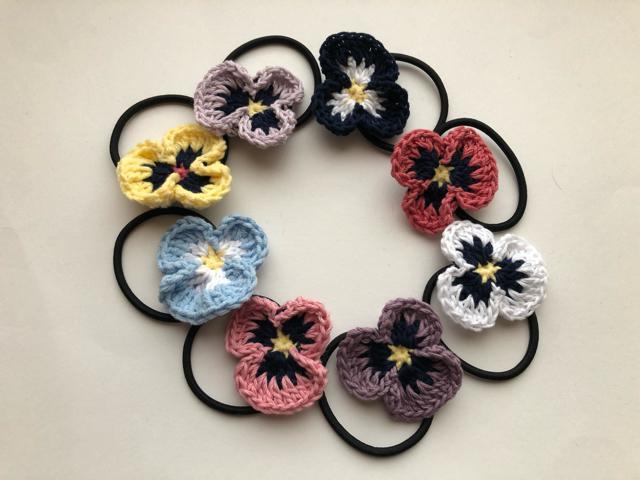 ハンドメイド ヘアゴム パンジーいっぱい♪ ガーリー 女の子 < 女性ファッション  ハンドメイド ヘアゴム パンジーいっぱい♪ ガーリー 女の子 < 女性ファッションの