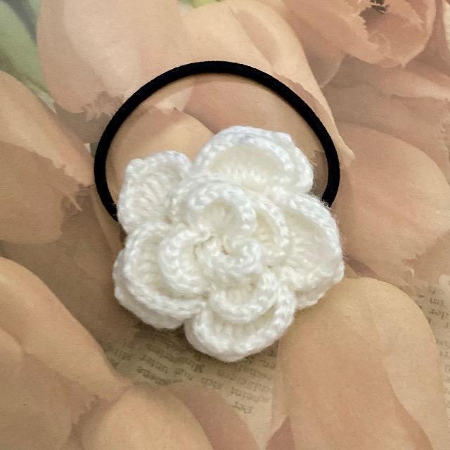 ハンドメイド かぎ針編み 毛糸の薔薇モチーフヘアゴム < 女性ファッション  ハンドメイド かぎ針編み 毛糸の薔薇モチーフヘアゴム  < 女性ファッションの