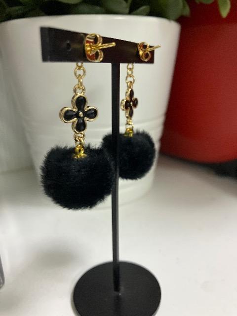 ハンドメイド ファーボールのチャームを使用したピアス < 女性ファッション  ハンドメイド ファーボールのチャームを使用したピアス < 女性ファッションの