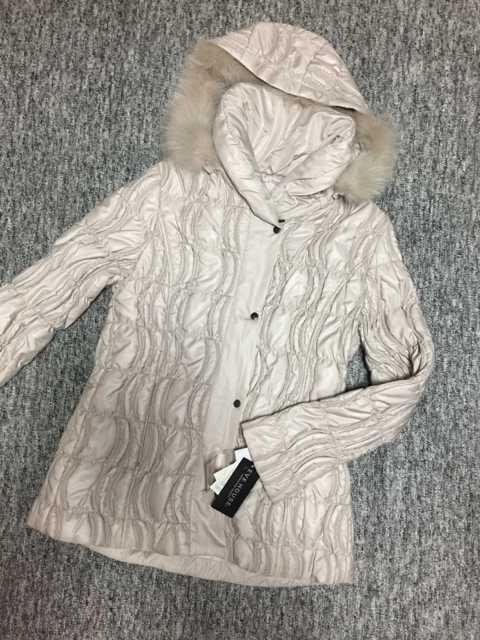 フェイクダウンコート 美シルエット 薄ベージュ スタンドカラー < 女性ファッション  フェイクダウンコート 美シルエット 薄ベージュ スタンドカラー  < 女性ファッションの