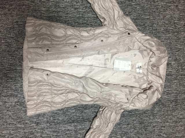 フェイクダウンコート 美シルエット 薄ベージュ スタンドカラー < 女性ファッション  フェイクダウンコート 美シルエット 薄ベージュ スタンドカラー < 女性ファッションの