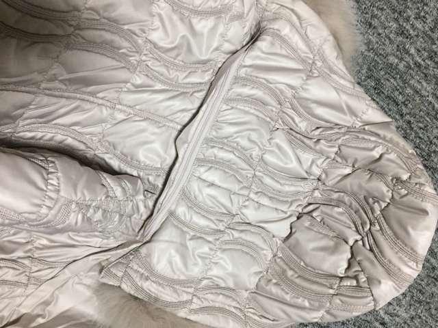 フェイクダウンコート 美シルエット 薄ベージュ スタンドカラー < 女性ファッション  フェイクダウンコート 美シルエット 薄ベージュ スタンドカラー < 女性ファッションの