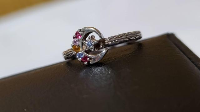 正規 ローリーロドキン マルチカラー クレセントムーン スター エングレイブド リング 10号 mixカラーサファイア SV925 < ブランド  正規 ローリーロドキン マルチカラー クレセントムーン スター エングレイブド リング 10号 mixカラーサファイア SV925 < ブランドの