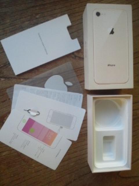 au iPhone8 Gold 64G 空箱 < 家電/AV  au iPhone8 Gold 64G 空箱 < 家電/AVの