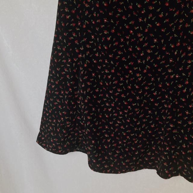 GU ジーユー ゴシック クラシカル 小花柄 フレア ロングスカート 黒 赤 N2m < ブランド GU ジーユー ゴシック クラシカル 小花柄 フレア ロングスカート 黒 赤 N2m < ブランドの