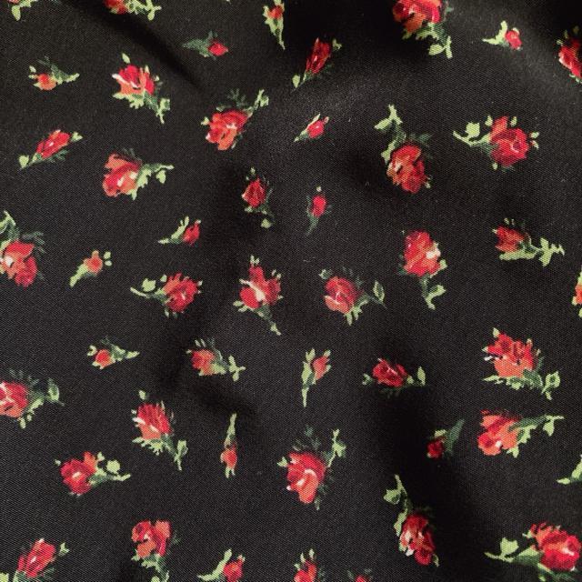 GU ジーユー ゴシック クラシカル 小花柄 フレア ロングスカート 黒 赤 N2m < ブランド GU ジーユー ゴシック クラシカル 小花柄 フレア ロングスカート 黒 赤 N2m < ブランドの