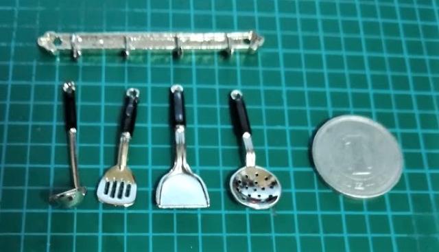 ミニチュア★壁掛けキッチンツール★5点セット★金属製★ドールハウスに★ < おもちゃ  ミニチュア★壁掛けキッチンツール★5点セット★金属製★ドールハウスに★ < おもちゃの