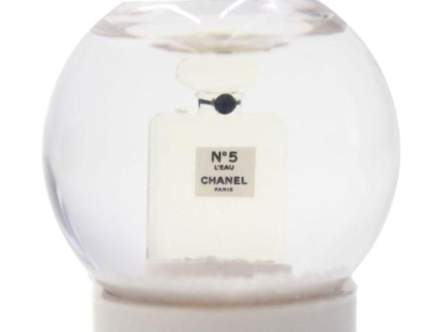 シャネル ノベルティ N°5 ロー ミニスノードーム L'EAU 香水瓶 ストラップ付き CHANEL BEAUTE【正規品】 < ブランド  シャネル ノベルティ N°5 ロー ミニスノードーム L'EAU 香水瓶 ストラップ付き CHANEL BEAUTE【正規品】 < ブランドの